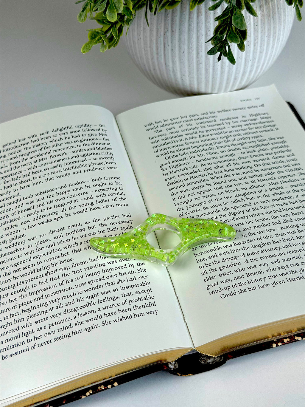Acrylic Page Holder – Wave Shape Glitter Thumb Book Holder for Easy One-Hand Reading